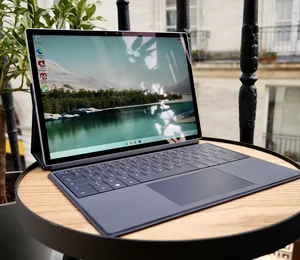Test Dell XPS 13 2-en-1 2022 : la Surface Pro 9 peut-elle dormir sur ses deux oreilles ?